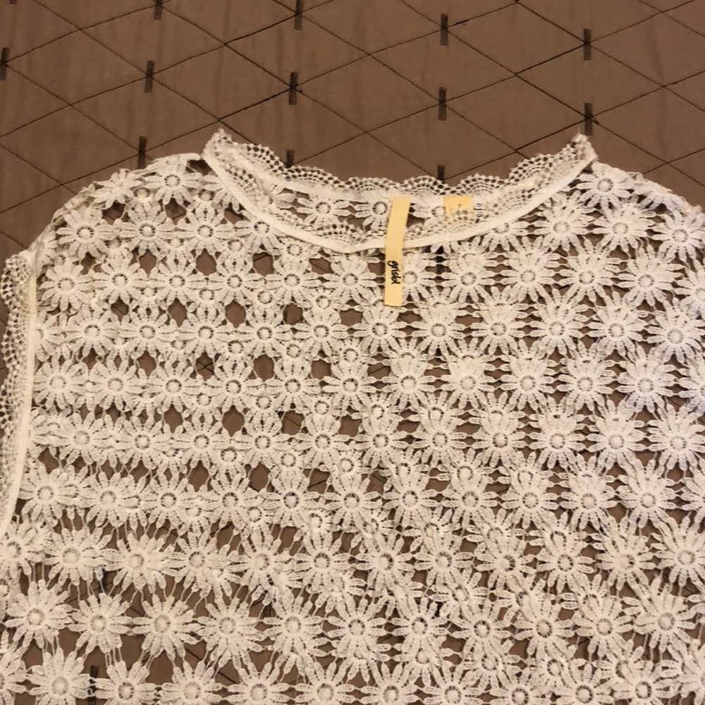 Cute crochet-style daisy print tee.